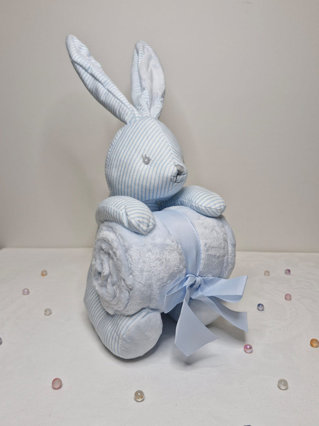 Lapin en peluche à grande oreille et sa couverture .