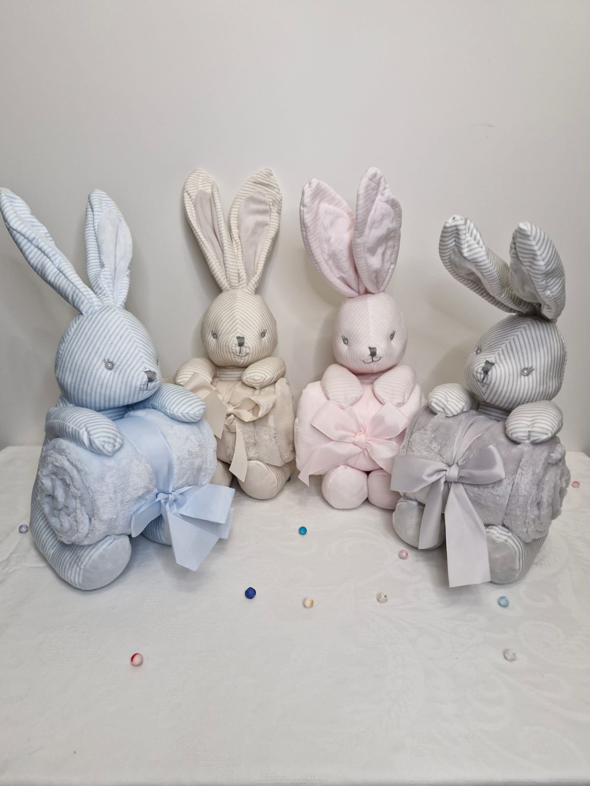 Lapin en peluche à grande oreille et sa couverture .