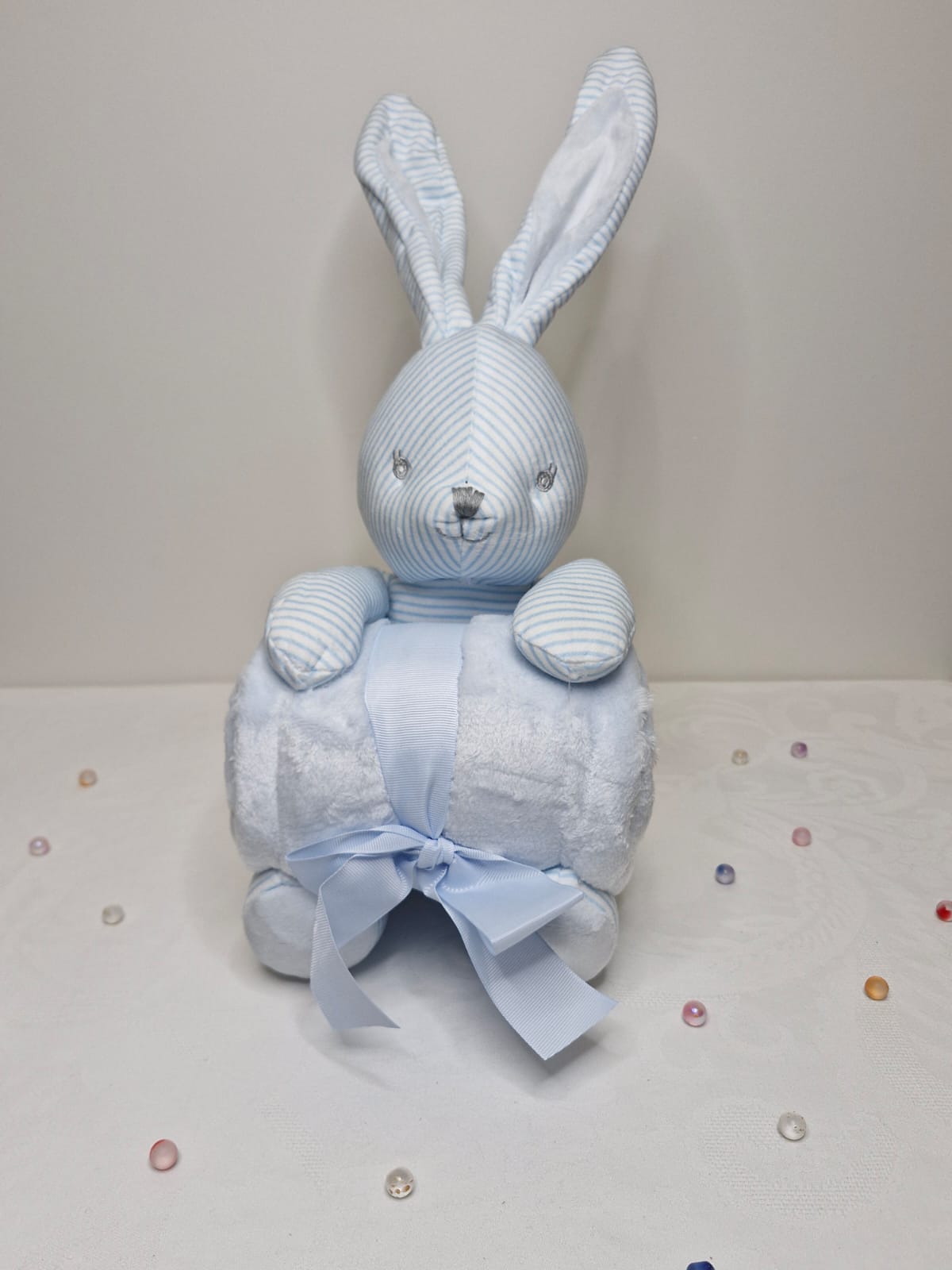 Lapin en peluche à grande oreille et sa couverture .